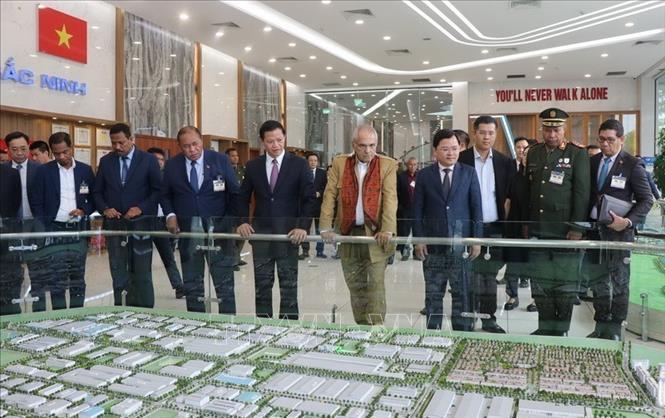 Tổng thống Timor Leste Jose Ramos-Horta (áo sáng màu) cùng các đại biểu tham quan sa hình Khu công nghiệp Việt Nam- Singapore (VSIP) Bắc Ninh. Ảnh: Thanh Thương -  TTXVN
