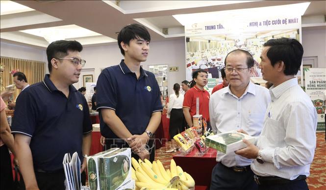 Doanh nghiệp giới thiệu nông sản xuất khẩu bên lề hội nghị. Ảnh: Xuân Anh -TTXVN 
