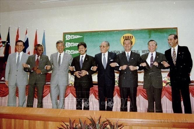  Bộ trưởng Ngoại giao Nguyễn Mạnh Cầm (thứ hai, từ phải sang), Tổng Thư ký ASEAN và các Bộ trưởng Ngoại giao ASEAN tại cuộc họp kết nạp Việt Nam trở thành thành viên chính thức thứ bảy của ASEAN, ngày 28/7/1995, tại Thủ đô Bandar Seri Begawan (Brunei). Ảnh: Trần Sơn – TTXVN