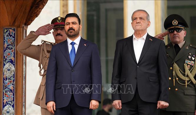 Thủ tướng Iraq Ali Faleh al-Zaidi (trái) và Tổng thống Iran Masoud Pezeshkian tại cuộc gặp ở Tehran ngày 23/7/2026. Ảnh: THX/TTXVN phát
