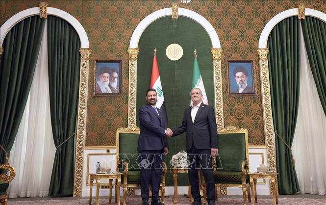 Thủ tướng Iraq Ali Faleh al-Zaidi (trái) và Tổng thống Iran Masoud Pezeshkian tại cuộc gặp ở Tehran ngày 23/7/2026. Ảnh: THX/TTXVN phát