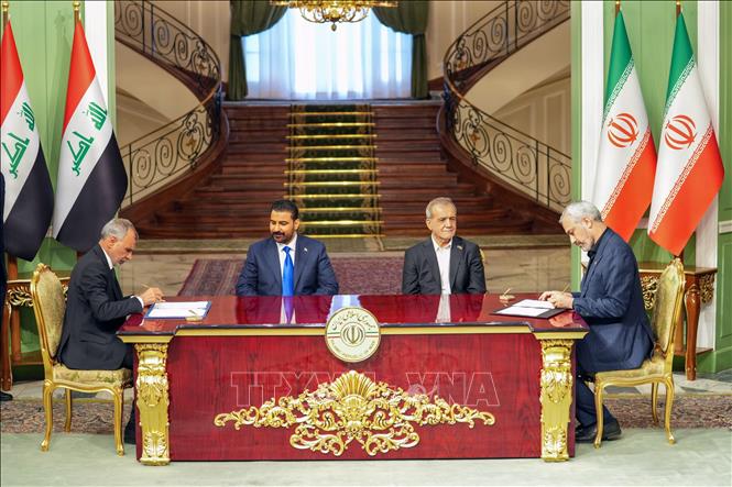 Thủ tướng Iraq Ali Faleh al-Zaidi (giữa, trái) và Tổng thống Iran Masoud Pezeshkian (giữa, phải) chứng kiến lễ ký thỏa thuận hợp tác tại Tehran ngày 23/7/2026. Ảnh: THX/TTXVN phát