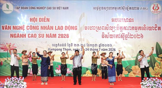 Tiết mục “Niềm tự hào dân tộc Khmer” của Công ty Phước Hòa Kampong Thom. Ảnh: Minh Hưng – PV TTXVN tại Campuchia