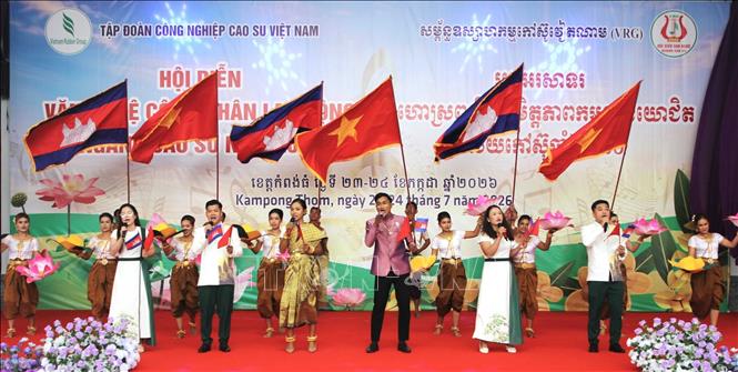 Tiết mục tốp ca múa “Việt Nam - Campuchia Samaky” của Công ty Chư Sê Kampong Thom. Ảnh: Minh Hưng – PV TTXVN tại Campuchia