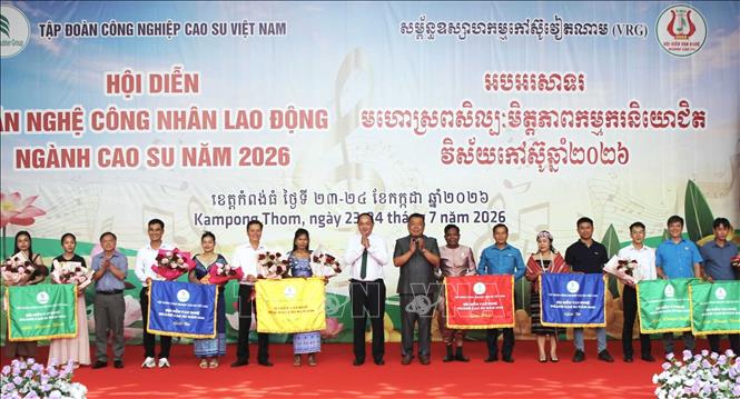 Ban tổ chức trao giải tập thể cho 8 đơn vị đoạt giải. Ảnh: Minh Hưng - PV TTXVN tại Campuchia