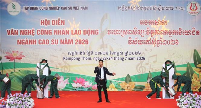 Tiết mục đơn ca “Tự hào người công nhân cao su Việt Nam” của Công ty Đồng Nai và Đồng Phú Kratie. Ảnh: Minh Hưng - PV TTXVN tại Campuchia