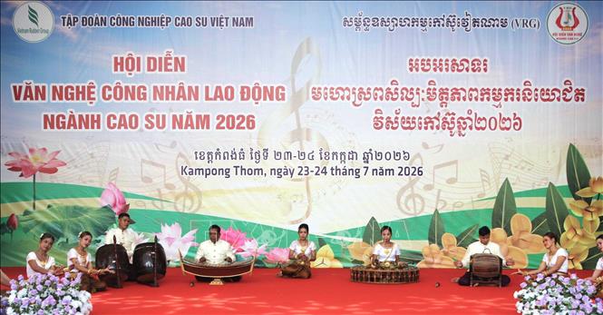 Tiết mục hòa tấu nhạc “Bước chân Campuchia” của Công ty Chư Sê Kampong Thom. Ảnh: Minh Hưng - P/v TTXVN tại Campuchia