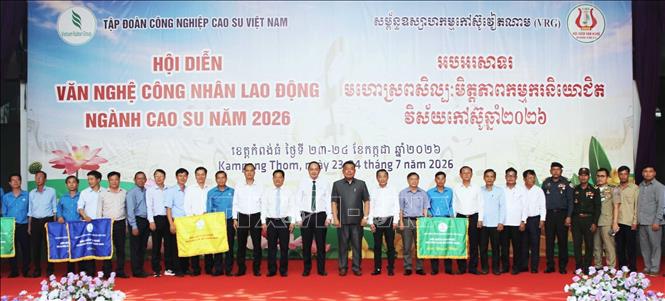 Ban tổ chức, đại biểu khách mời và các đội văn nghệ chụp ảnh lưu niệm. Ảnh: Minh Hưng - PV TTXVN tại Campuchia