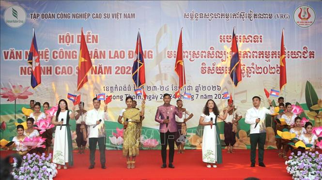 Tiết mục tốp ca múa “Việt Nam - Campuchia Samaky” của Công ty Chư Sê Kampong Thom. Ảnh: Minh Hưng – PV TTXVN tại Campuchia