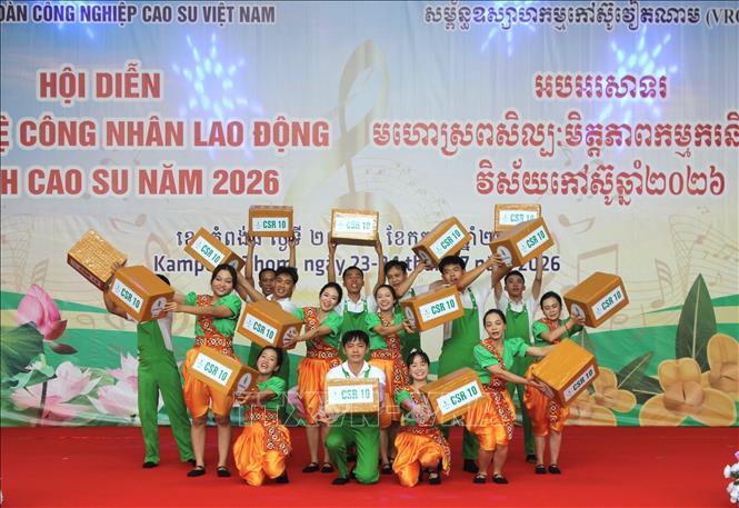 Tiết mục múa “Niềm vui nông trường” của Công ty Hoàng Anh Mang Yang K. Ảnh: Minh Hưng – PV TTXVN tại Campuchia
