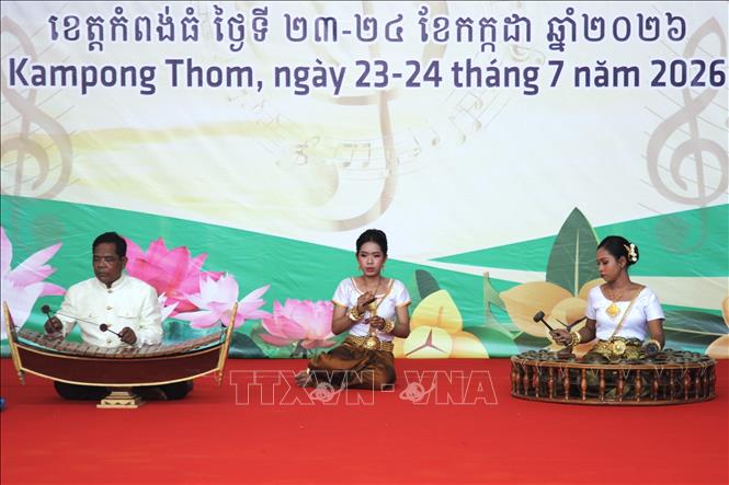 Tiết mục hòa tấu nhạc “Bước chân Campuchia” của Công ty Chư Sê Kampong Thom. Ảnh: Minh Hưng - P/v TTXVN tại Campuchia