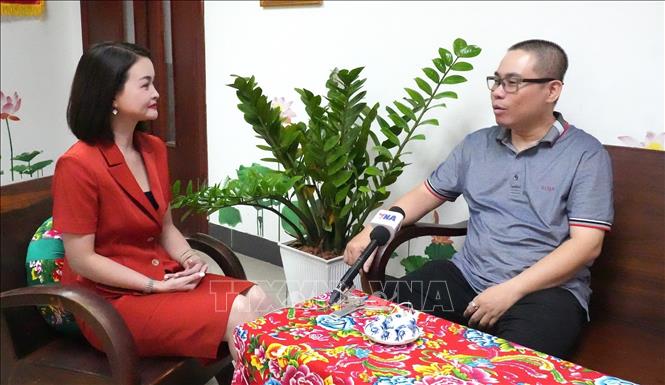 Chuyên gia tài chính Phan Dũng Khánh trao đổi với phóng viên TTXVN về một số kinh nghiệm trong đầu tư tài sản tích luỹ. Ảnh: Hứa Chung - TTXVN