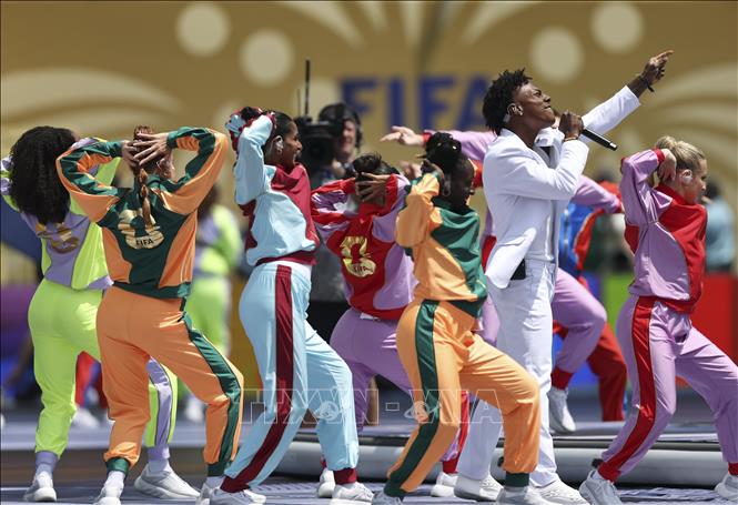 World Cup 2026 đã khép lại giàu cảm xúc với chiến thắng xứng đáng của tuyển Tây Ban Nha trước đương kim vô địch Argentina. Lần đầu tiên trong lịch sử một trận chung kết World Cup có màn trình diễn giữa giờ theo phong cách Super Bowl với sự góp mặt của nhiều tên tuổi như Justin Bieber, Madonna, Shakira và nhóm nhạc Hàn Quốc BTS. Ảnh: Màn trình diễn nghệ thuật của các nghệ sĩ tại lễ bế mạc. Ảnh: THX/TTXVN phát