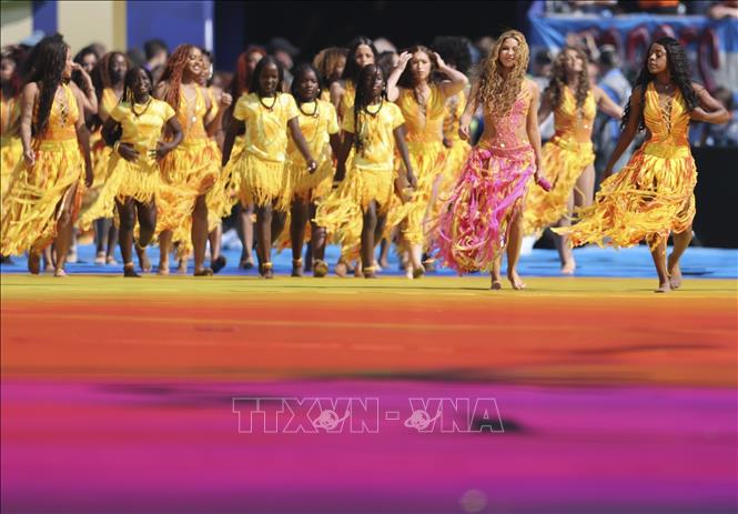 World Cup 2026 đã khép lại giàu cảm xúc với chiến thắng xứng đáng của tuyển Tây Ban Nha trước đương kim vô địch Argentina. Lần đầu tiên trong lịch sử một trận chung kết World Cup có màn trình diễn giữa giờ theo phong cách Super Bowl với sự góp mặt của nhiều tên tuổi như Justin Bieber, Madonna, Shakira và nhóm nhạc Hàn Quốc BTS. Ảnh: Màn trình diễn sôi động, cuốn hút của Shakira tại Halftime Show. Ảnh: THX/TTXVN phát