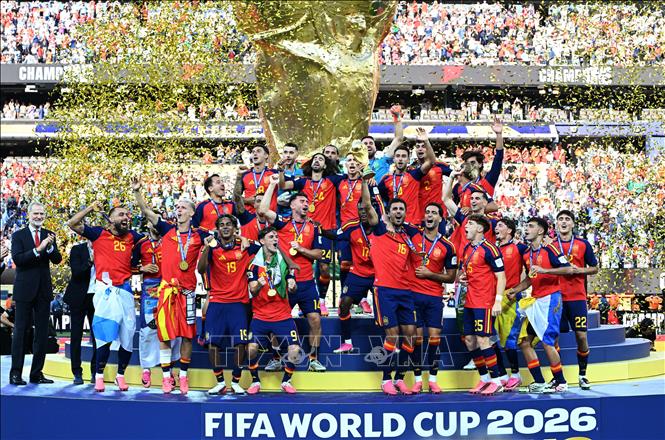 World Cup 2026 đã khép lại giàu cảm xúc với chiến thắng xứng đáng của tuyển Tây Ban Nha trước đương kim vô địch Argentina. Lần đầu tiên trong lịch sử một trận chung kết World Cup có màn trình diễn giữa giờ theo phong cách Super Bowl với sự góp mặt của nhiều tên tuổi như Justin Bieber, Madonna, Shakira và nhóm nhạc Hàn Quốc BTS. Ảnh: Lần thứ 2 trong lịch sử, Tây Ban Nha đăng quang ngôi vô địch World Cup. Ảnh: THX/TTXVN phát