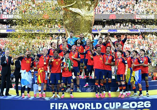 World Cup 2026 đã khép lại giàu cảm xúc với chiến thắng xứng đáng của tuyển Tây Ban Nha trước đương kim vô địch Argentina. Lần đầu tiên trong lịch sử một trận chung kết World Cup có màn trình diễn giữa giờ theo phong cách Super Bowl với sự góp mặt của nhiều tên tuổi như Justin Bieber, Madonna, Shakira và nhóm nhạc Hàn Quốc BTS. Ảnh: Lần thứ 2 trong lịch sử, Tây Ban Nha đăng quang ngôi vô địch World Cup. Ảnh: THX/TTXVN phát