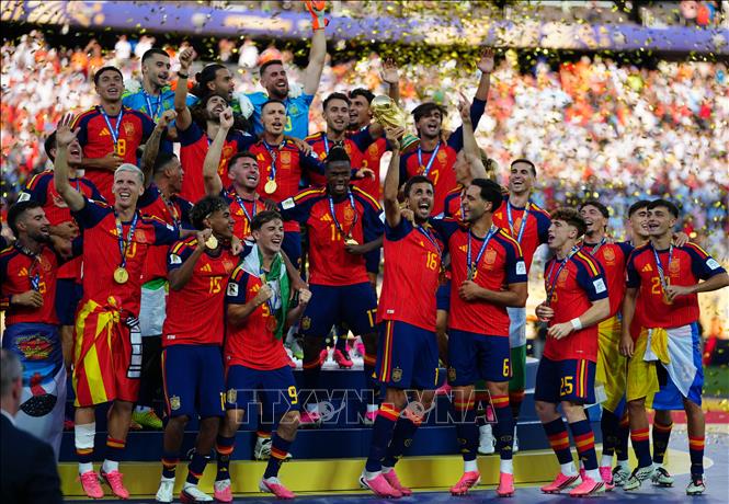 World Cup 2026 đã khép lại giàu cảm xúc với chiến thắng xứng đáng của tuyển Tây Ban Nha trước đương kim vô địch Argentina. Lần đầu tiên trong lịch sử một trận chung kết World Cup có màn trình diễn giữa giờ theo phong cách Super Bowl với sự góp mặt của nhiều tên tuổi như Justin Bieber, Madonna, Shakira và nhóm nhạc Hàn Quốc BTS. Ảnh: Lần thứ 2 trong lịch sử, Tây Ban Nha đăng quang ngôi vô địch World Cup. Ảnh: THX/TTXVN phát