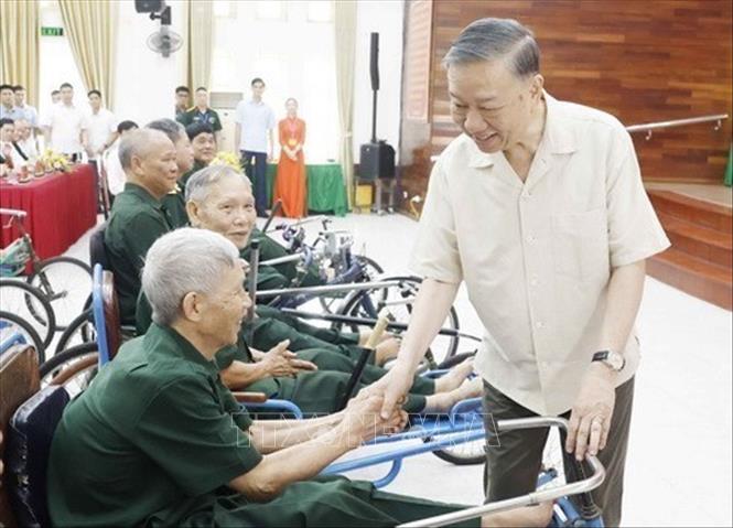 Nhân kỷ niệm 79 năm Ngày Thương binh - Liệt sĩ (27/7/1947 - 27/7/2026), sáng 15/7/2026, Tổng Bí thư, Chủ tịch nước Tô Lâm thăm hỏi các thương binh, bệnh binh tại Trung tâm Điều dưỡng thương binh Thuận Thành (phường Ninh Xá, tỉnh Bắc Ninh). Ảnh: Thống Nhất - TTXVN