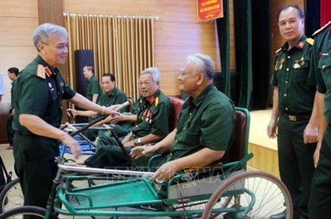 Nhân dịp kỷ niệm 79 năm Ngày Thương binh - Liệt sĩ (27/7/1947 – 27/7/2026), ngày 21/7/2026, Đoàn công tác của Hội Cựu chiến binh Việt Nam do Thượng tướng Phạm Hồng Hương, Phó Chủ tịch Hội, làm trưởng đoàn, đã đến thăm, tặng quà các thương binh, bệnh binh đang điều dưỡng tại các cơ sở trên địa bàn tỉnh Ninh Bình. Ảnh: Nguyễn Chinh - TTXVN