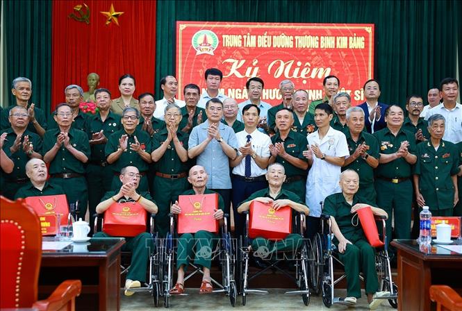 Nhân kỷ niệm 79 năm Ngày Thương binh - Liệt sĩ (27/7/1947 - 27/7/2026), sáng 16/7/2026, Thủ tướng Lê Minh Hưng đến thăm thương binh, bệnh binh đang điều trị tại Trung tâm Điều dưỡng thương binh Kim Bảng, tỉnh Ninh Bình. Ảnh: Dương Giang - TTXVN