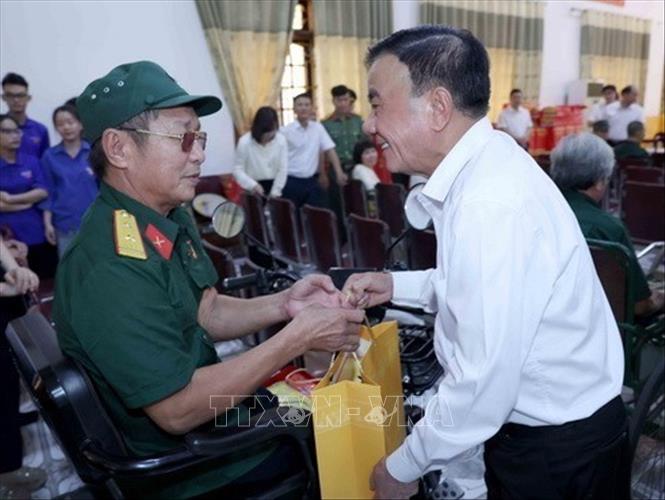Đồng chí Trần Cẩm Tú, Ủy viên Bộ Chính trị, Thường trực Ban Bí thư tặng quà thương binh, bệnh binh tại Trung tâm Điều dưỡng thương binh tỉnh Nghệ An. Ảnh: Phương Hoa - TTXVN
