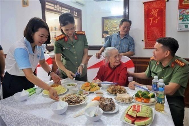 Trong chuỗi các hoạt động tri ân nhân kỷ niệm 79 năm Ngày Thương binh - Liệt sĩ (27/7/1947 - 27/7/2026), Ban phụ nữ Công an tỉnh Bắc Ninh đã đến thăm, tặng quà và tổ chức “Bữa cơm bên mẹ” tại gia đình Mẹ Việt Nam Anh hùng. Đây là một trong các hoạt động thiết thực chăm lo, tri ân người có công với cách mạng. Ảnh: Danh Lam - TTXVN