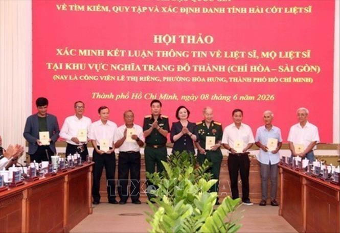 Bà Phạm Thị Thanh Trà, Bí thư Trung ương Đảng, Phó Thủ tướng Chính phủ, Trưởng Ban Chỉ đạo 515 Quốc gia về tìm kiếm, quy tập và xác định danh tính hài cốt liệt sĩ tri ân các nhân chứng, nhà khoa học đã cung cấp thông tin về liệt sĩ, mộ liệt sĩ tại khu vực Công viên Lê Thị Riêng . Ảnh: Xuân Khu - TTXVN