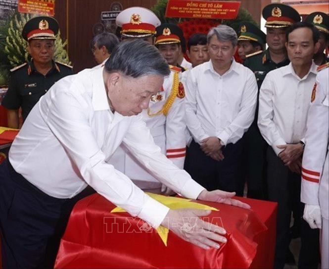 Nhân dịp kỷ niệm 79 năm Ngày Thương binh - Liệt sĩ (27/7/1947 - 27/7/2026), chiều 17/7/2026, Tổng Bí thư, Chủ tịch nước Tô Lâm đến dâng hoa, dâng hương tưởng niệm Tổng Bí thư Trần Phú và các Anh hùng liệt sĩ; kiểm tra công tác tìm kiếm, quy tập hài cốt liệt sĩ trong Chiến dịch 500 ngày đêm tại Công viên Lê Thị Riêng (Thành phố Hồ Chí Minh). Ảnh: Thống Nhất - TTXVN