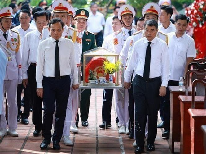 Thủ tướng Lê Minh Hưng và Bí thư Thành ủy Thành phố Hồ Chí Minh Trần Lưu Quang đưa hài cốt liệt sĩ tại Công viên Lê Thị Riêng, phường Hòa Hưng, T.P Hồ Chí Minh về nơi quy tập. Ảnh: Dương Giang - TTXVN