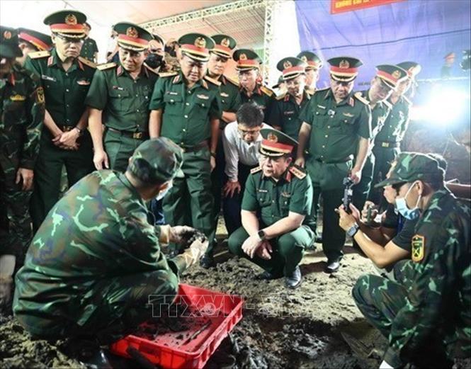 Sáng 11/7/2026, tại Công viên văn hóa Lê Thị Riêng, Thành phố Hồ Chí Minh, Đại tướng Nguyễn Trọng Nghĩa, Ủy viên Bộ Chính trị, Bí thư Trung ương Đảng, Chủ nhiệm Tổng cục Chính trị Quân đội nhân dân Việt Nam đã dâng hoa, dâng hương tưởng niệm các Anh hùng liệt sĩ và kiểm tra, động viên lực lượng làm nhiệm vụ tìm kiếm, quy tập hài cốt liệt sĩ tại Thành phố Hồ Chí Minh. Ảnh: Xuân Khu - TTXVN
