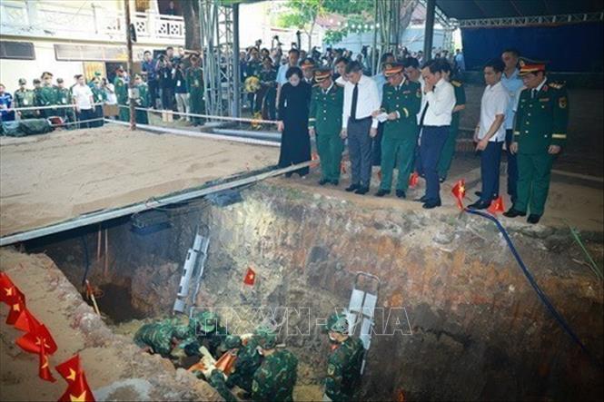 Thủ tướng Lê Minh Hưng kiểm tra công tìm kiếm, quy tập hài cốt liệt sĩ tại Công viên Lê Thị Riêng, phường Hòa Hưng, T.P Hồ Chí Minh. Ảnh: Dương Giang - TTXVN