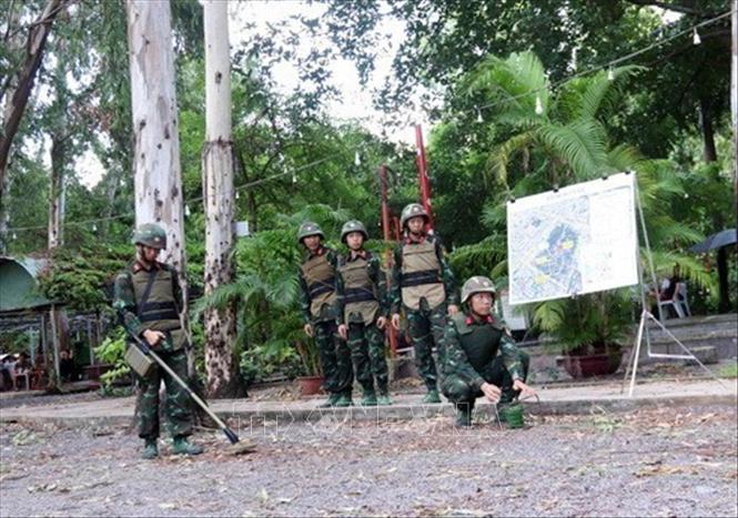 Dò mìn, vật liệu nổ trước khi triển khai công tác khảo sát, thăm dò tìm kiếm rãnh mộ liệt sỹ tại Công viên văn hóa Lê Thị Riêng, phường Hòa Hưng, Thành phố Hồ Chí Minh, ngày 15/6/2026. Ảnh: Xuân Khu - TTXVN