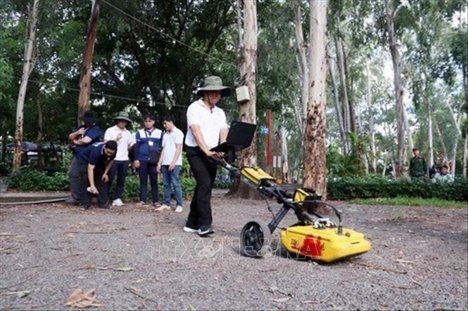 Đến ngày 6/7/2026, tại Công viên văn hóa Lê Thị Riêng, phường Hòa Hưng, Thành phố Hồ Chí Minh (trước kia là Nghĩa trang Đô Thành), Ban Chỉ đạo về tìm kiếm, quy tập và xác định danh tính hài cốt liệt sĩ Thành phố Hồ Chí Minh đã tìm thấy 7 bộ hài cốt (đã quy tập 5 hài cốt) và một số di vật xác định ban đầu là vật dụng, tài liệu của chiến sĩ Quân Giải phóng miền Nam Việt Nam hy sinh trong cuộc Tổng tiến công và nổi dậy Xuân Mậu Thân năm 1968. Trong ảnh: Sử dụng thiết bị quét Laser để tìm hài cốt liệt sĩ. Ảnh: Xuân Khu - TTXVN