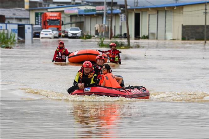 Ngày 21/7/2026, Bộ Thủy lợi Trung Quốc tiếp tục duy trì ứng phó cấp 4 về phòng, chống lũ lụt tại Quảng Tây, Hồ Bắc và Hồ Nam khi nước này đang trải qua mùa lũ chính, với nhiều khu vực trên cả nước phải ứng phó với tình trạng vỡ đập, ngập lụt và lở đất nghiêm trọng tại các khu vực như Quảng Tây, Hồ Bắc và Cam Túc, khiến nhiều người thiệt mạng, hàng chục nghìn người phải sơ tán. Ảnh: Sơ tán người dân tại khu vực ngập lụt ở Nam Ninh, Khu tự trị dân tộc Choang Quảng Tây. THX/TTXVN phát  