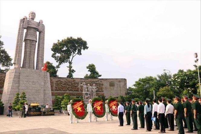 Ngày 20/5/2026, Ban Chỉ đạo về tìm kiếm, quy tập và xác định danh tính hài cốt liệt sĩ Thành phố Hồ Chí Minh dâng hoa trước anh linh các Anh hùng liệt sĩ tại Nghĩa trang Thành phố trước khi thực hiện triển khai Chiến dịch Chiến dịch “500 ngày đêm đẩy mạnh thực hiện tìm kiếm, quy tập và xác định danh tính hài cốt liệt sĩ”. Ảnh: Xuân Khu - TTXVN