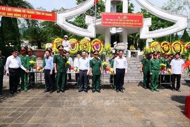 Ngày 9/5/2020, tại Nghĩa trang Liệt sỹ quốc gia Vị Xuyên (huyện Vị Xuyên, Hà Giang), Tỉnh ủy, UBND tỉnh Hà Giang tổ chức Lễ truy điệu và an táng 7 hài cốt liệt sỹ hy sinh trong Cuộc chiến đấu bảo vệ biên giới phía Bắc của Tổ quốc. Nguyên Chủ tịch nước Trương Tấn Sang đến dự. Ảnh: Minh Tâm-TTXVN