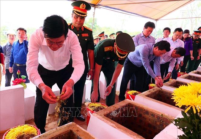 Nguyên Chủ tịch nước Trương Tấn Sang và lãnh đạo tỉnh Hà Giang cùng các đại biểu đưa hài cốt 7 liệt sỹ hy sinh trong Cuộc chiến đấu bảo vệ biên giới phía Bắc của Tổ quốc về an táng tại Nghĩa trang Liệt sỹ quốc gia Vị Xuyên (Hà Giang, 9/5/2020). Ảnh: Minh Tâm - TTXVN 