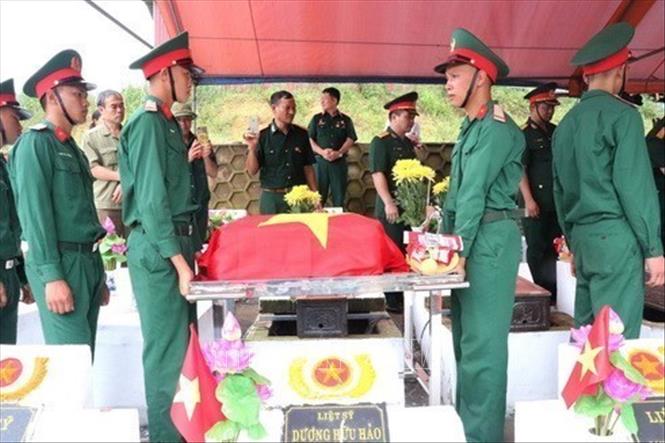 Cán bộ, chiến sỹ Bộ Chỉ huy Quân sự tỉnh Hà Giang thực hiện an táng hài cốt các liệt sỹ tại Nghĩa trang Liệt sỹ Quốc gia Vị Xuyên (Hà Giang, 11/7/2020). Ảnh: Minh Tâm - TTXVN