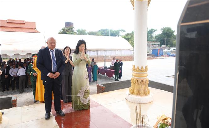 Cộng đồng người Việt và Lào thắp hương tưởng niệm các Anh hùng liệt sĩ tại Khu Di tích Liên quân Lào - Việt tại bản Keun. Ảnh: Xuân Tú -  PV TTXVN tại Lào