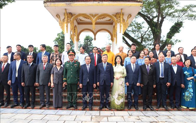 Các đại biểu hai nước Việt Nam - Lào chup ảnh kỷ niệm tại Khu Di tích Liên quân Lào - Việt tại bản Keun, huyện Thoulakhom, tỉnh Viêng Chăn. Ảnh: Xuân Tú -  PV TTXVN tại Lào