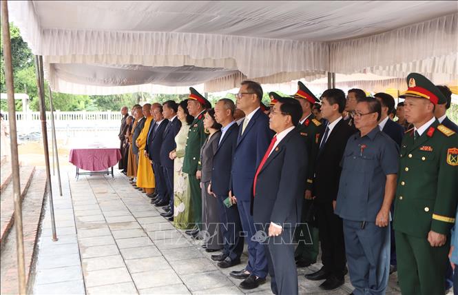 Các đại biểu hai nước Việt Nam - Lào cử hành nghi thức dâng hương, dâng hoa tưởng niệm các Anh hùng liệt sĩ tại Khu Di tích Liên quân Lào - Việt tại bản Keun. Ảnh: Xuân Tú -  PV TTXVN tại Lào