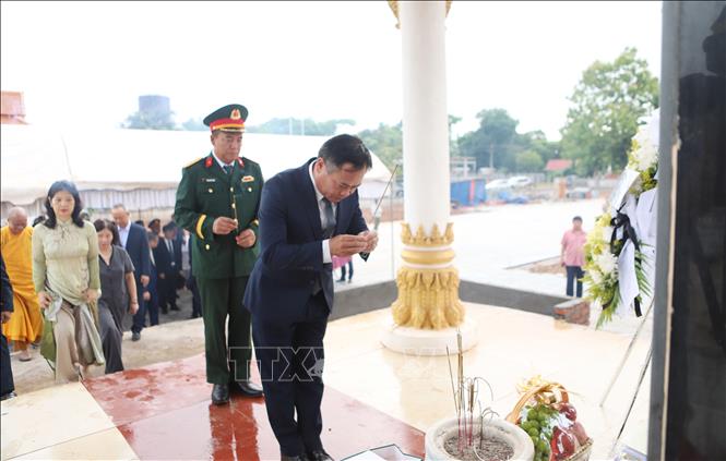 Đại diện các cơ quan bên cạnh Đại sứ quán Việt Nam tại Lào thắp hương tưởng niệm các Anh hùng liệt sĩ tại Khu Di tích Liên quân Lào - Việt tại bản Keun. Ảnh: Xuân Tú -  PV TTXVN tại Lào