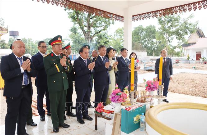 Đại sứ Việt Nam tại Lào Nguyễn Minh Tâm và Thường vụ Tỉnh ủy Viêng Chăn Lammay Koutlavong cùng các đại biểu thắp hương cầu trước anh linh các Anh hùng liệt sĩ. Ảnh: Xuân Tú -  PV TTXVN tại Lào