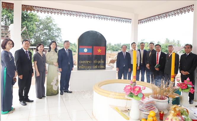 Các đại biểu hai nước Việt Nam - Lào chụp ảnh kỷ niệm sau khi đã dâng hương tưởng niệm các Anh hùng liệt sĩ tại Khu Di tích Liên quân Lào - Việt tại bản Keun. Ảnh: Xuân Tú -  PV TTXVN tại Lào