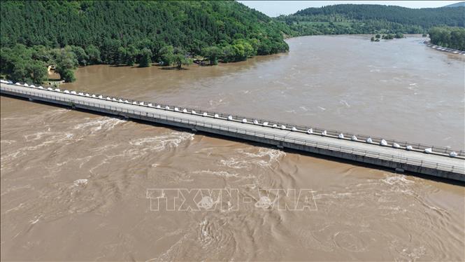 Ngày 21/7/2026, Bộ Thủy lợi Trung Quốc tiếp tục duy trì ứng phó cấp 4 về phòng, chống lũ lụt tại Quảng Tây, Hồ Bắc và Hồ Nam khi nước này đang trải qua mùa lũ chính, với nhiều khu vực trên cả nước phải ứng phó với tình trạng vỡ đập, ngập lụt và lở đất nghiêm trọng tại các khu vực như Quảng Tây, Hồ Bắc và Cam Túc, khiến nhiều người thiệt mạng, hàng chục nghìn người phải sơ tán. Ảnh: Ngập lụt ở tỉnh Hắc Long Giang, Trung Quốc. THX/TTXVN phát  