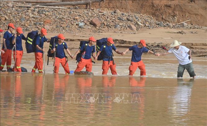 Ngày 21/7/2026, Bộ Thủy lợi Trung Quốc tiếp tục duy trì ứng phó cấp 4 về phòng, chống lũ lụt tại Quảng Tây, Hồ Bắc và Hồ Nam khi nước này đang trải qua mùa lũ chính, với nhiều khu vực trên cả nước phải ứng phó với tình trạng vỡ đập, ngập lụt và lở đất nghiêm trọng tại các khu vực như Quảng Tây, Hồ Bắc và Cam Túc, khiến nhiều người thiệt mạng, hàng chục nghìn người phải sơ tán. Ảnh: Lực lượng cứu hộ làm nhiệm vụ tại khu vực ngập lụt ở Hoành Châu, Quảng Tây, Trung Quốc. THX/TTXVN phát  