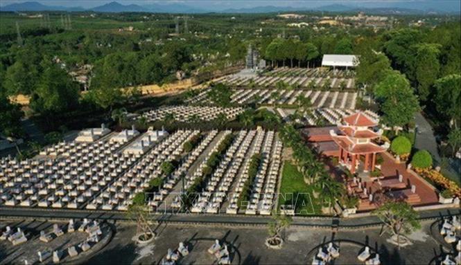 Nghĩa trang Liệt sĩ Quốc gia Đường 9, nơi yên nghỉ của hơn 10.700 liệt sĩ hy sinh trong cuộc kháng chiến chống Mỹ cứu nước, một trong 2 nghĩa trang liệt sĩ quốc gia lớn nhất cả nước, có tổng diện tích 13 ha, tại địa bàn thành phố Đông Hà, Quảng Trị. Ảnh: Hồ Cầu - TTXVN