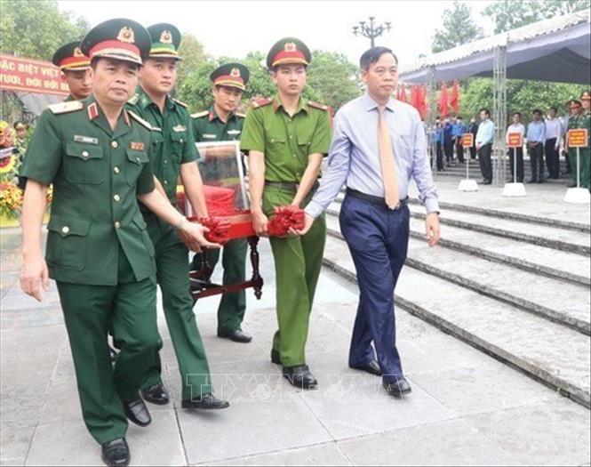 Các đại biểu di chuyển hài cốt các Anh hùng liệt sĩ đến nơi an táng, tại Nghĩa trang Liệt sĩ quốc gia Đường 9 ở thành phố Đông Hà (19/5/2022). Ảnh: Nguyên Lý - TTXVN