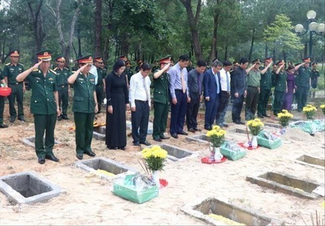 Ngày 19/5/2022, tại Nghĩa trang Liệt sĩ quốc gia Đường 9 ở thành phố Đông Hà, Tỉnh ủy, HĐND, UBND, Ủy ban MTTQ Việt Nam tỉnh Quảng Trị tổ chức Lễ truy điệu và an táng 12 hài cốt liệt sĩ là Quân tình nguyện và Chuyên gia Việt Nam hy sinh tại nước Cộng hòa dân chủ nhân dân Lào, được quy tập trong mùa khô 2021 - 2022. Ảnh: Nguyên Lý - TTXVN