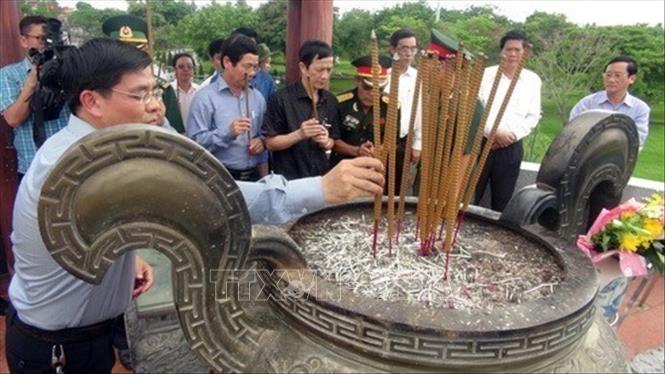 Các đại biểu dâng hương tại Khu Di tích lịch sử quốc gia Thành cổ Quảng Trị. Ảnh: Trịnh Bang Nhiệm - TTXVN